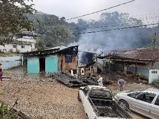 Casa é destruída por incêndio em Brusque  - 14