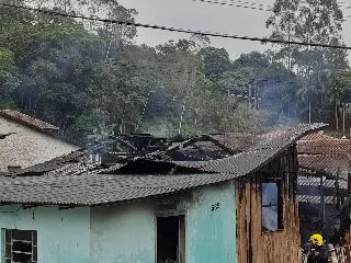 Casa é destruída por incêndio em Brusque  - 2