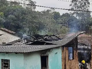 Casa é destruída por incêndio em Brusque  - 3