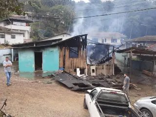 Casa é destruída por incêndio em Brusque  - 11