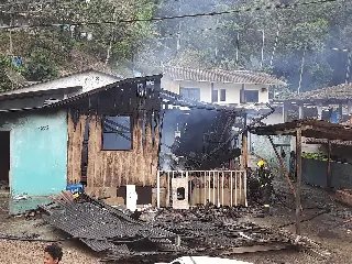 Casa é destruída por incêndio em Brusque  - 6