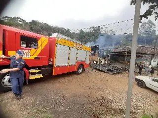Casa é destruída por incêndio em Brusque  - 18