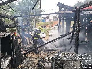 Bombeiros atualizam informações sobre Incêndio em Brusque - 4