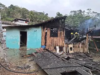 Bombeiros atualizam informações sobre Incêndio em Brusque - 2