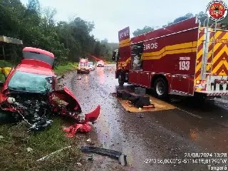 Mulher morre após colisão entre carro e caminhão no Oeste de Santa Catarina - 2