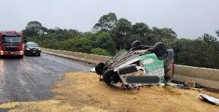 Duas pessoas morrem em colisão frontal entre carro e caminhão - 1