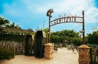 Parque Beto Carrero inaugura fumódromo com tema de cemitério - 1