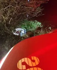 Motorista se fere ao cair em ribanceira de dez metros  - 1