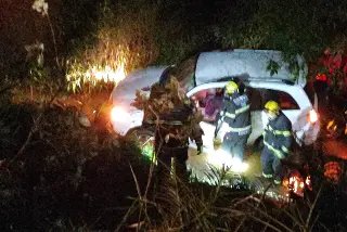 Motorista se fere ao cair em ribanceira de dez metros  - 2
