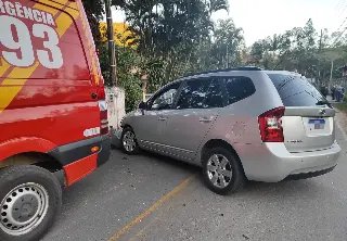 Motorista colide carro contra muro e foge do local - 1