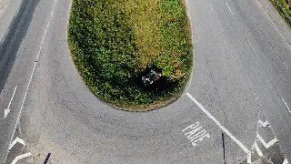 (VÍDEO) Carro cai em vala no retorno da Rodovia Antônio Heil - 2
