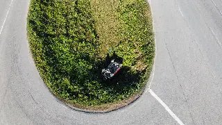 (VÍDEO) Carro cai em vala no retorno da Rodovia Antônio Heil - 1