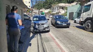 (VÍDEO) Acidente entre carros é registrado no bairro Primeiro de Maio  - 2