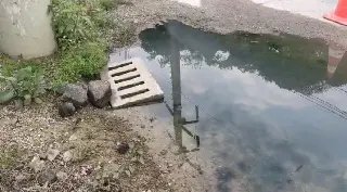 (VÍDEO) Buracos e vazamento de esgoto tomam parte de via no Rio Branco - 4