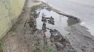 (VÍDEO) Buracos e vazamento de esgoto tomam parte de via no Rio Branco - 1
