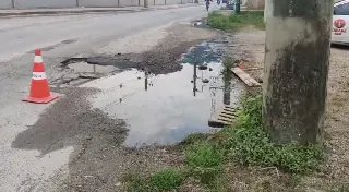 (VÍDEO) Buracos e vazamento de esgoto tomam parte de via no Rio Branco - 2