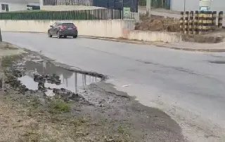 (VÍDEO) Buracos e vazamento de esgoto tomam parte de via no Rio Branco - 3