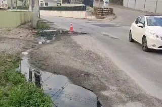 (VÍDEO) Buracos e vazamento de esgoto tomam parte de via no Rio Branco - 7