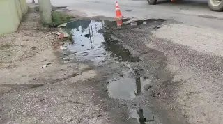 (VÍDEO) Buracos e vazamento de esgoto tomam parte de via no Rio Branco - 5