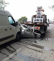 (VÍDEO) Grave colisão deixa carro parcialmente esmagado em Rio do Sul - 1