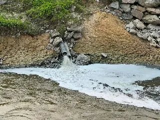 (VIDEO) Espuma no Rio Itajaí-Mirim chama atenção de moradores - 5