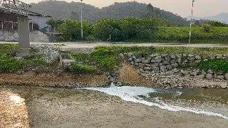 (VIDEO) Espuma no Rio Itajaí-Mirim chama atenção de moradores - 3