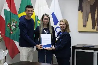 CDL homenageia colaboradora pelos cinco anos de trabalho na entidade - 3