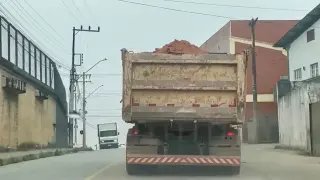 (VÍDEO) Moradores convivem diariamente com poeira causada por obra de terraplanagem - 1