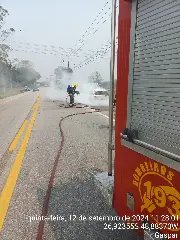 Carro é destruído por incêndio na SC-412, em Gaspar - 1