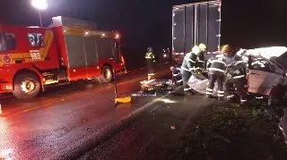 Colisão entre carro e caminhão deixa três mortos em SC - 2