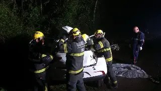Colisão entre carro e caminhão deixa três mortos em SC - 1