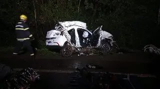 Colisão entre carro e caminhão deixa três mortos em SC - 3