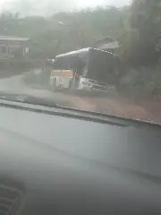 Ônibus com alunos dentro cai em vala no Tomaz Coelho - 2