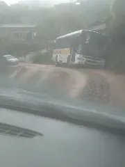 Ônibus com alunos dentro cai em vala no Tomaz Coelho - 1