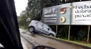 (VÍDEO) Carro quase despenca em barranco no bairro Imigrantes - 2