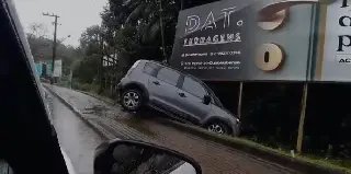 (VÍDEO) Carro quase despenca em barranco no bairro Imigrantes - 1