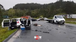 Colisão frontal na BR-470 deixa três feridos na Serra da Santa - 2