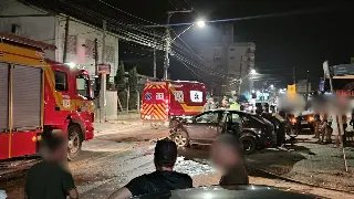 Carro colide em muro e deixa duas pessoas feridas em Brusque - 1