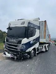 (VÍDEO) Grave acidente entre dois carros e caminhão é registrado na Ivo Silveira  - 5