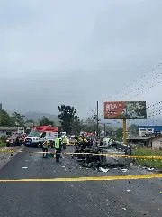 (VÍDEO) Grave acidente entre dois carros e caminhão é registrado na Ivo Silveira  - 4