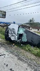 (VÍDEO) Grave acidente entre dois carros e caminhão é registrado na Ivo Silveira  - 3