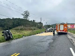 Mulher morre em colisão entre dois carros e caminhão na Ivo Silveira - 1