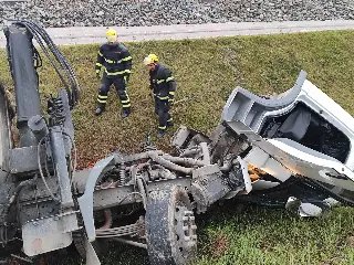 Caminhão cai em vala após desviar de cachorro na BR-470 - 2