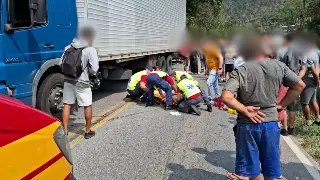 Moto vai parar embaixo de caminhão em acidente na divisa de Brusque e Nova Trento - 2