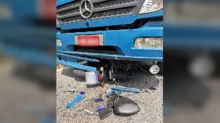 Moto vai parar embaixo de caminhão em acidente na divisa de Brusque e Nova Trento - 1