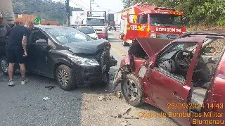 Quatro pessoas ficam feridas em colisão frontal entre carros  - 1