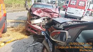 Quatro pessoas ficam feridas em colisão frontal entre carros  - 2