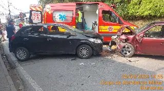 Quatro pessoas ficam feridas em colisão frontal entre carros  - 3