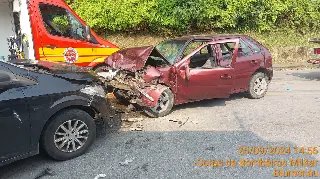 Quatro pessoas ficam feridas em colisão frontal entre carros  - 5