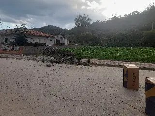 Caminhão colide contra poste em Guabiruba  - 4